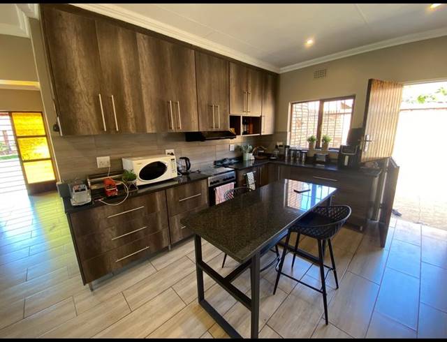 2 BEDROOM TOWNHOUSE FOR SALE IN CLUBVILLE